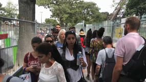 Pour accéder à la Tour Eiffel, il faut passer par de longs couloirs étroits.