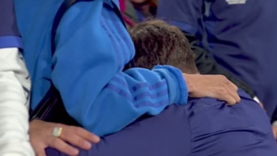 Le capitaine des Bleus Antoine Dupont avec sa famille après l'élimination en quart de finale de la Coupe du monde de rugby, 15 octobre 2023 Le capitaine des Bleus Antoine Dupont avec sa famille après l'élimination en quart de finale de la Coupe du monde de rugby, 15 octobre 2023