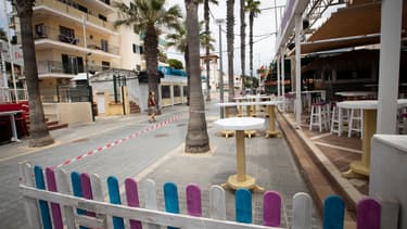 Des bars fermés dans la "Calle de la Cerveza" (la "rue de la bière") à Palma de Majorque, le 15 juillet 2020.