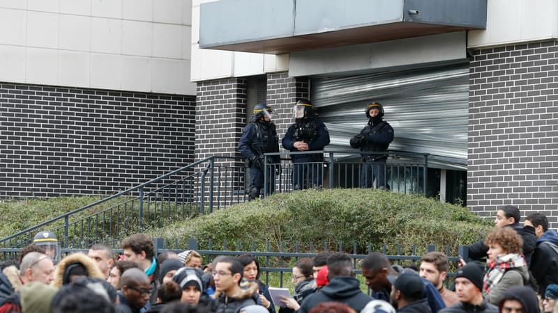 Habitants et policiers se faisant face à Aulnay-sous-Bois. 