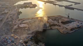 Cette vue aérienne montre les silos à grains endommagés du port de la capitale libanaise, Beyrouth, le 3 août 2022, après un effondrement partiel dû à un incendie en cours depuis le début du mois.