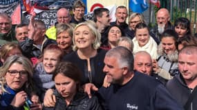 Marine Le Pen a effectué une visite surprise aux salariés de Whirpool à Amiens, en marge d'une visite d'Emmanuel Macron. 