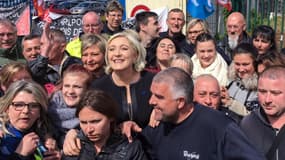 Marine Le Pen a effectué une visite surprise aux salariés de Whirpool à Amiens, en marge d'une visite d'Emmanuel Macron.