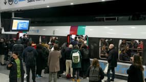 Des usagers montent à bord d'un RER B à la Gare du Nord à Paris, lors d'un mouvement de grève, le 18 décembre 2023