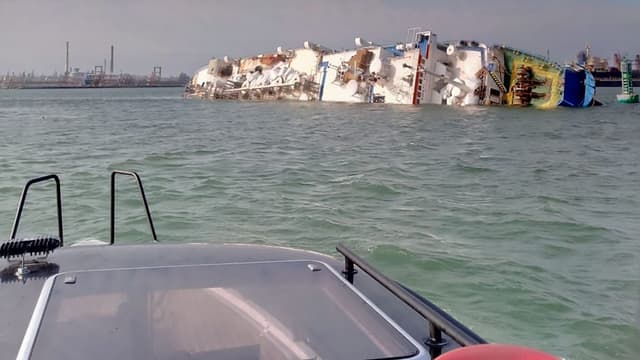 Couché sur le flanc depuis dimanche dernier à quelques centaines de mètres du port roumain de Midia, le navire devrait être prochainement renfloué.