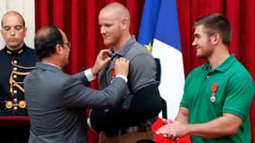Le Président de la République François Hollande remet la Légion d'honneur à Spencer Stone, pendant que Alek Skarlatos applaudit