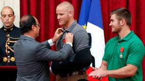 Le Président de la République François Hollande remet la Légion d'honneur à Spencer Stone, pendant que Alek Skarlatos applaudit