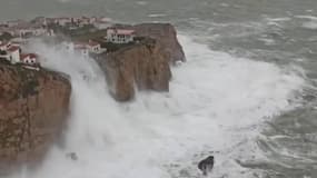Tempête Gloria: des vagues géantes surplombent les falaises en Catalogne
