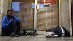 Des migrants se reposent à la gare de Vintimille, en Italie, le 6 août 2013, en attendant de prendre un train pour la France