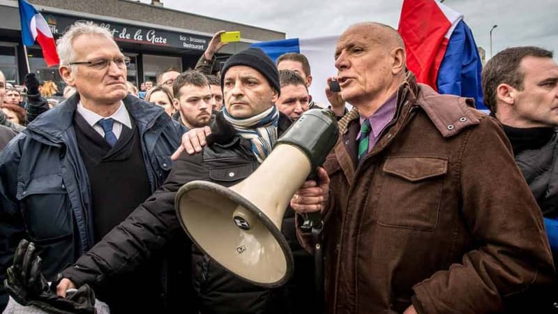 Le général Piquemal, lors de la manifestation hostile aux migrants et interdite par les autorités.