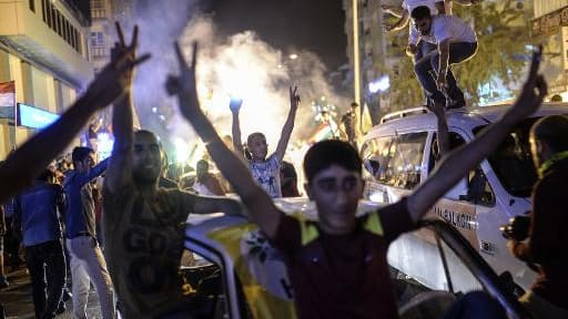 Des partisans du Parti démocratique du peuple (HDP) en liesse le 7 juin 2015 à Diyarbakir Des partisans du Parti démocratique du peuple (HDP) en liesse le 7 juin 2015 à Diyarbakir