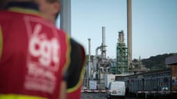 Des grévistes sur le site de la raffinerie TotalEnergies de Gonfreville-L'Orcher (Seine-Maritime), le 27 octobre 2022