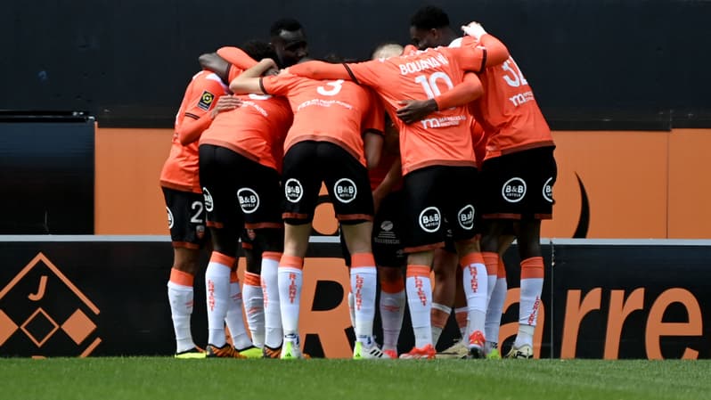 Les joueurs de Lorient réunis pour célébrer leur but au Moustoir, 28 avril 2024