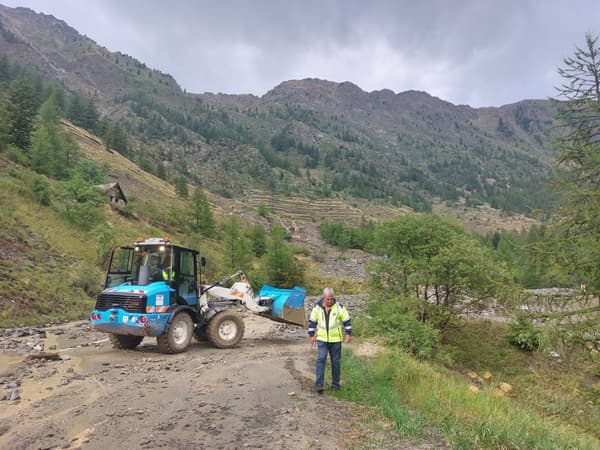 Des engins de chantier procèdent au dégagement de la chaussée.