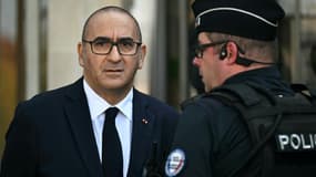 Le préfet de police Laurent Nuñez arrive au commissariat de L'Haÿ-les-Roses, le 11 octobre 2025 dans le Val-de-Marne