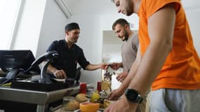 Un étudiant montre sa carte d'étudiant au restaurant universitaire de l'université de Corte, en Corse, le 9 septembre 2022. 