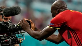 L'attaquant belge Romelu Lukaku se dirige vers une caméra pour aller dire "Chris, Chris je t'aime" en hommage à son partenaire de l'Inter Milan Christian Eriksen, après avoir marqué contre la Russie à l'Euro le 12 juin 2021 à Saint-Pétersbourg