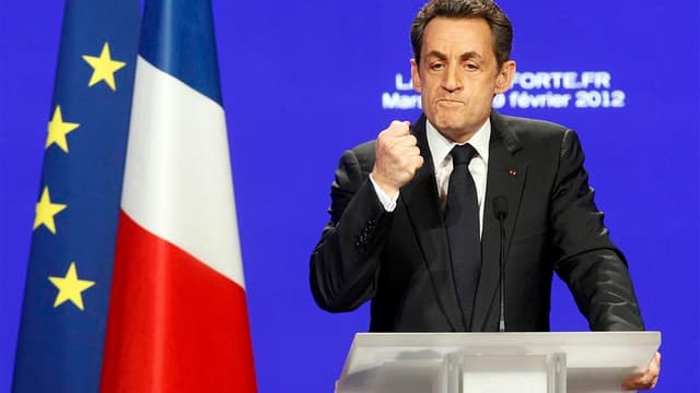 Lors de son deuxième meeting de campagne, à Marseille, devant une salle d'environ 7.000 personnes, Nicolas Sarkozy a accusé ses adversaires pour l'élection présidentielle d'"occulter" la crise et de mettre ainsi en danger l'avenir de la France. /Photo pri