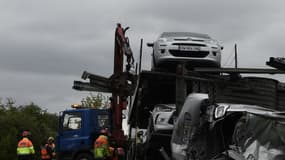 Un camion accidenté sur l'A13 en avril 2016 près des Mureaux, en banlieue parisienne