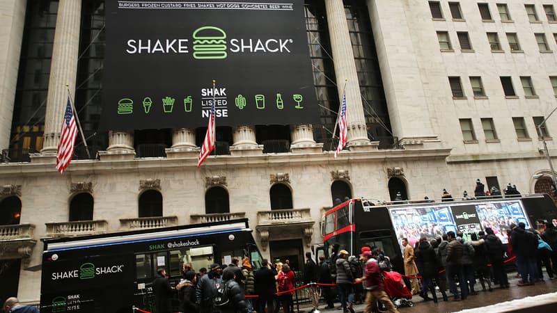Shake Shack distribuant ses hamburgers devant Wall Street, lors de son introduction en février dernier. Le titre gagne quasiment 40% depuis.