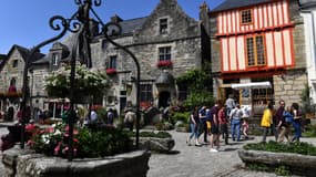 Des touristes marchent dans une rue de Rochefort-en-Terre, dans l'ouest de la France, en 2019 (image d'illustration).