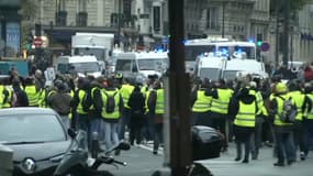 Des gilets jaunes face aux forces de l'ordre à Paris ce 24 novembre.