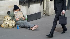 Une personne sans domicile fixe dans les rues de Paris