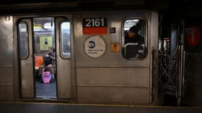 Un conducteur de métro regarde le quai alors que le train est en gare à New York City le 4 février 2025.