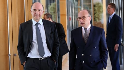 Pierre Moscovici, à droite, et Bernard Cazeneuve, à gauche, assurent que ce rapport servira de base de réflexion
