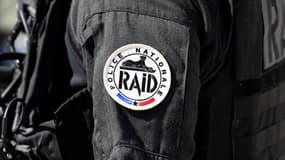 Un insigne du Raid sur une combinaison d'un agent (illustration). 