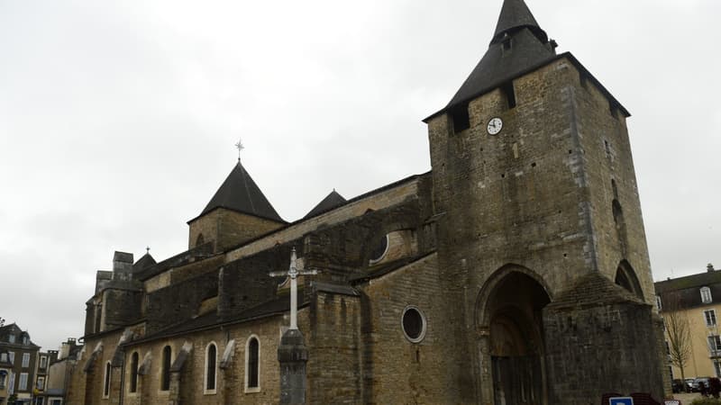 La cathédrale d'Oloron-Sainte-Marie visée par une attaque à la voiture bélier dans la nuit du 3 au 4 novembre 2019