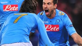 Ezequiel Lavezzi auteur d'un doublé tombe dans les bras d'Edinson Cavani