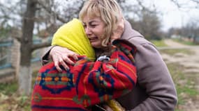 Deux femmes se prenant dans les bras après la libération de leur village de Pravdyne, près de Kherson, le 12 novembre 2022 