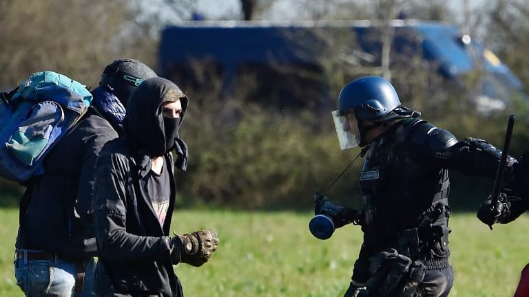 Deux députés LREM demandent une "pause" dans l'expulsion de NNDL.