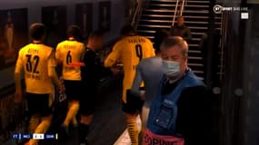 Erling Haaland avec un arbitre assistant, le 6 avril 2021