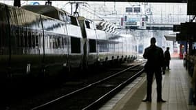 Un TGV a mis neuf heures pour relier Paris à Bordeaux dans la nuit de lundi à mardi à cause d'un acte de malveillance sur une voie proche de Poitiers (Vienne), a-t-on appris auprès de la SNCF. /Photo d'archives/REUTERS/Régis Duvignau