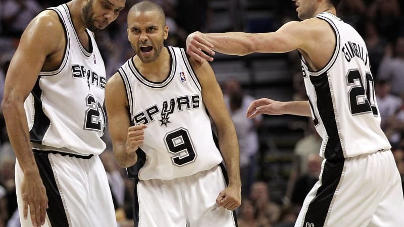 Tony Parker entouré de Tim Duncan et Manu Ginobili