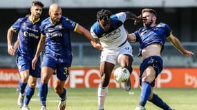 Duvan Zapata avec le ballon lors du match Verone-Atalanta, le 18 juillet 2020
