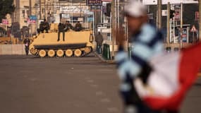 Un tank de l'armée égyptienne aux abords du palais présidentiel, samedi, au Caire.