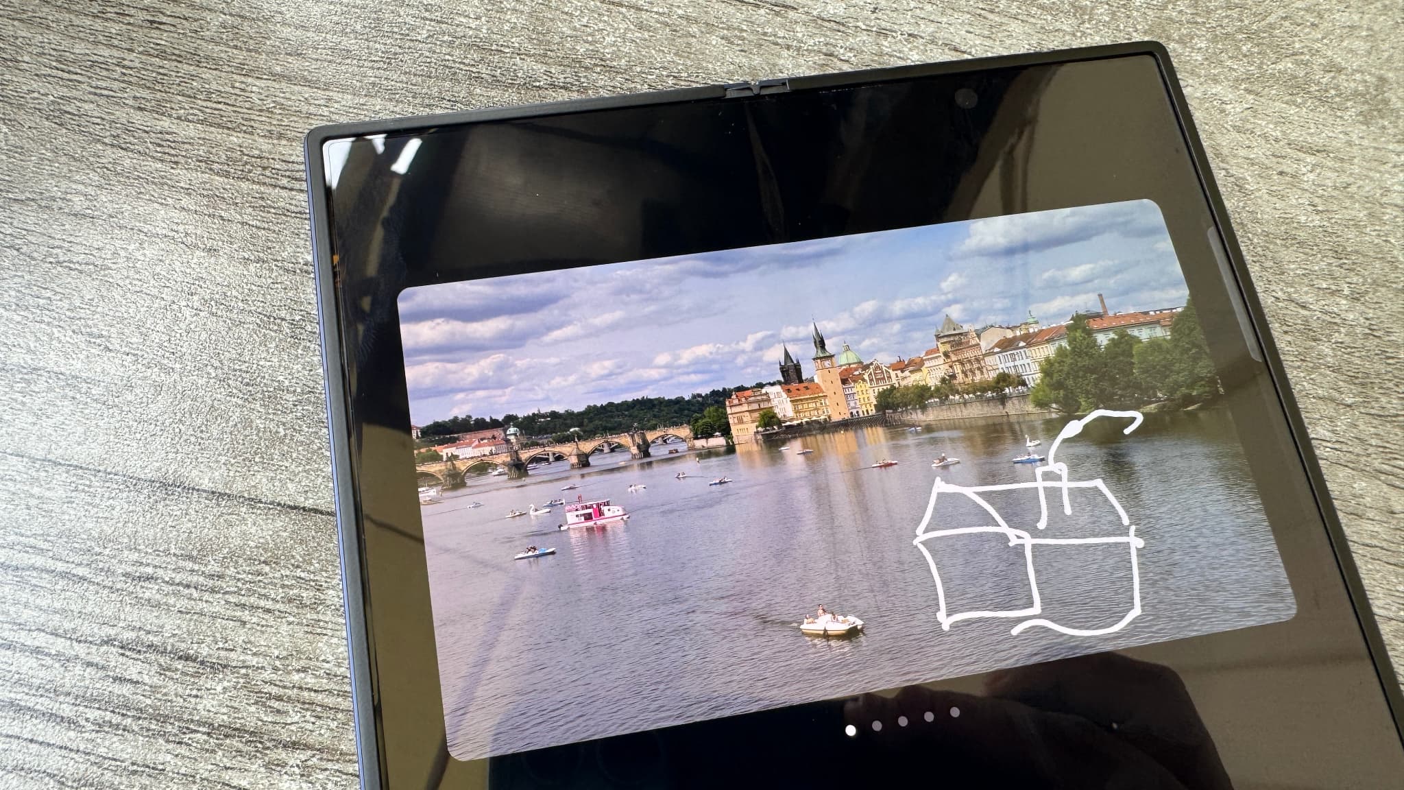 Grâce à Galaxy AI, il est possible de dessiner sur une photo pour ajouter un élément