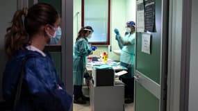 Des soignants italiens préparant des doses du vaccin Moderna en mars dernier (Photo d'illustration).