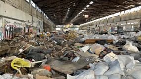 Des tonnes de déchets et de gravats jetés dans un entrepôt marseillais.