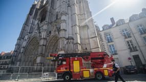 Un véhicule de pompier stationné devant la cathédrale de Nantes le 20 juillet 2020.