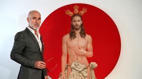 L'artiste espagnol Salustiano Garcia pose devant une représentation du Christ à l'occasion de la Semaine sainte de Séville le 29 janvier 2024