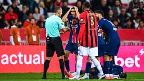 Achraf Hakimi agacé par une décision de l'arbitre Jérôme Brisard lors du match de Ligue 1 Nice-PSG, 6 octobre 2024
