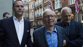 Rupert Murdoch (au centre) et son fils James (à gauche) doivent s'expliquer ce mardi devant des députés britanniques outrés par les écoutes téléphoniques imputées à leurs journaux, un scandale dont les répercussions menacent jusqu'au Premier ministre Davi