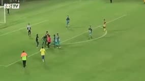 Gabriel Jesus taclé par un streaker en plein match