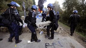 Des gendarmes mobiles détruisent une barricade dressée par des opposants au futur aéroport de Notre-Dame-des-Landes, le 30 octobre 2012.