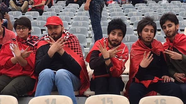 Ces cinq jeunes se sont déguisées en hommes pour braver l'interdit: assister à un match de foot dans un stade.