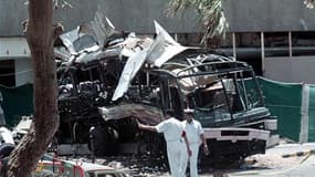 Sur les lieux de l'attentat-suicide de mai 2002 à Karachi dans lequel avaient péri 14 personnes, dont 11 employés français de la Direction des constructions navales qui travaillaient sur place pour un contrat de livraison de sous-marins Agosta au Pakistan